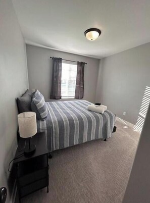 6 habitaciones, tabla de planchar con plancha y cuna de viaje 