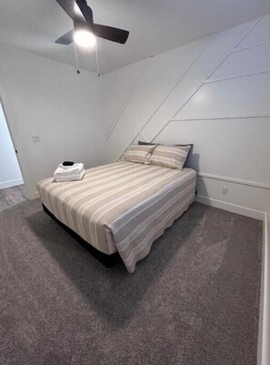 6 bedrooms, iron/ironing board, WiFi, bed sheets