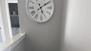 Portaat, seinässä oleva kello, matolla päällystetyt askelmat ja kaide.