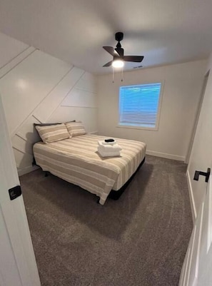 6 bedrooms, iron/ironing board, WiFi, bed sheets