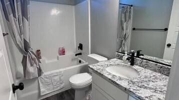 Toalhas de banho, sabonete, shampoo, papel higiênico