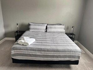 6 habitaciones, tabla de planchar con plancha y cuna de viaje 