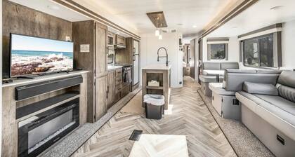 Desert Tiny Home B29: Experience Serenity w/ Hiking & Shady Lounge Areas