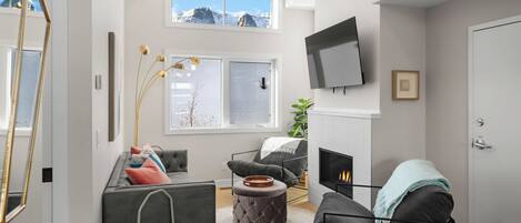 Smart TV, fireplace
