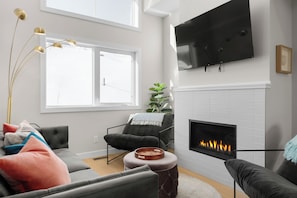 Smart TV, fireplace