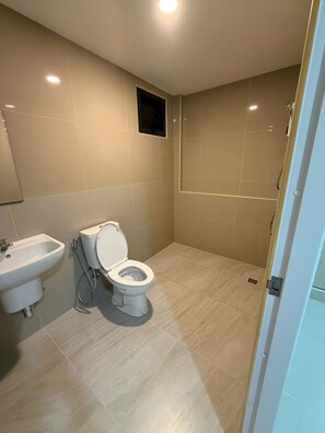 Eenvoudige kamer | Badkamer | Een douche, gratis toiletartikelen, handdoeken, zeep