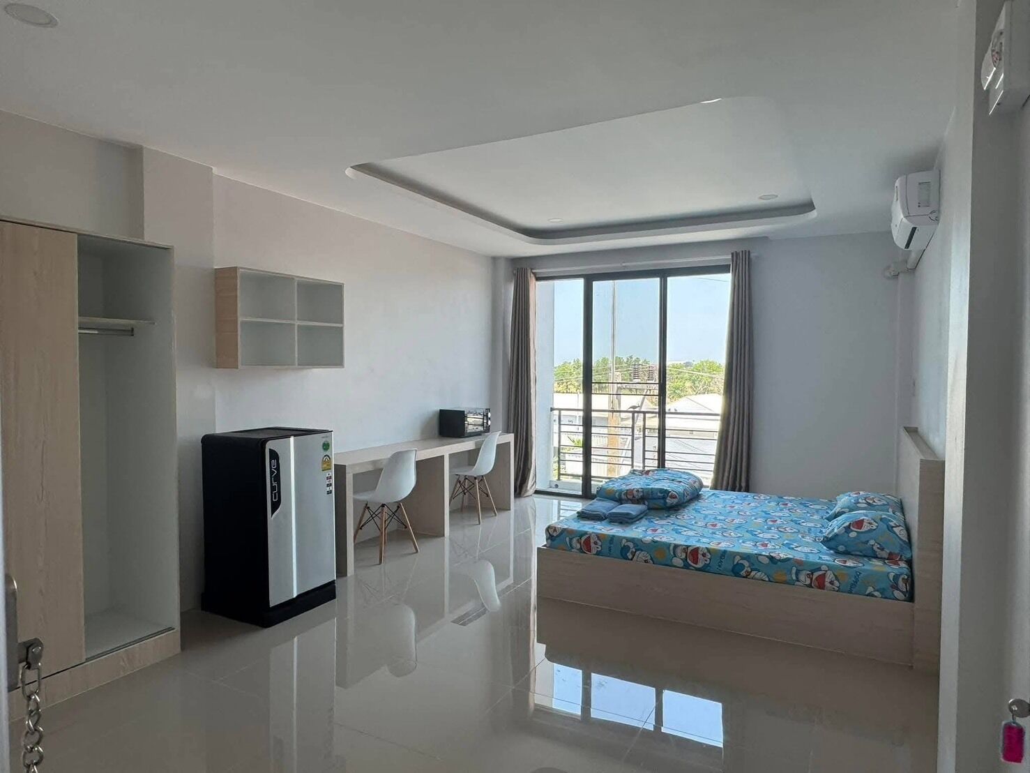 Studio 3 | Escritorio y espacio para trabajar con laptop 