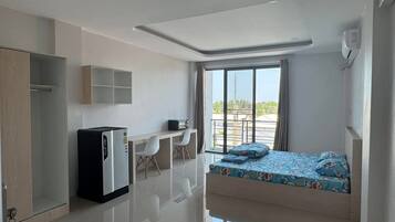 Studio 3 | Escritorio y espacio para trabajar con laptop