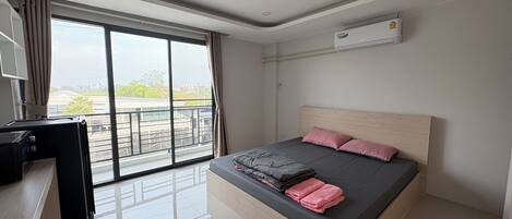 Studio 2 | Desk, laptop workspace