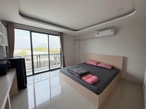 Studio 2 | Skrivebord og skrivebord for bærbar PC