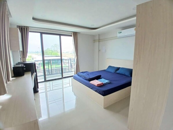 Desk, laptop workspace - Hongphakhlangmor (Ongkharak)