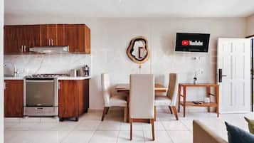 Frigorífico, microondas, horno y placa de cocina