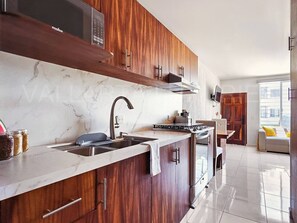 Réfrigérateur, micro-ondes, four, plaque de cuisson