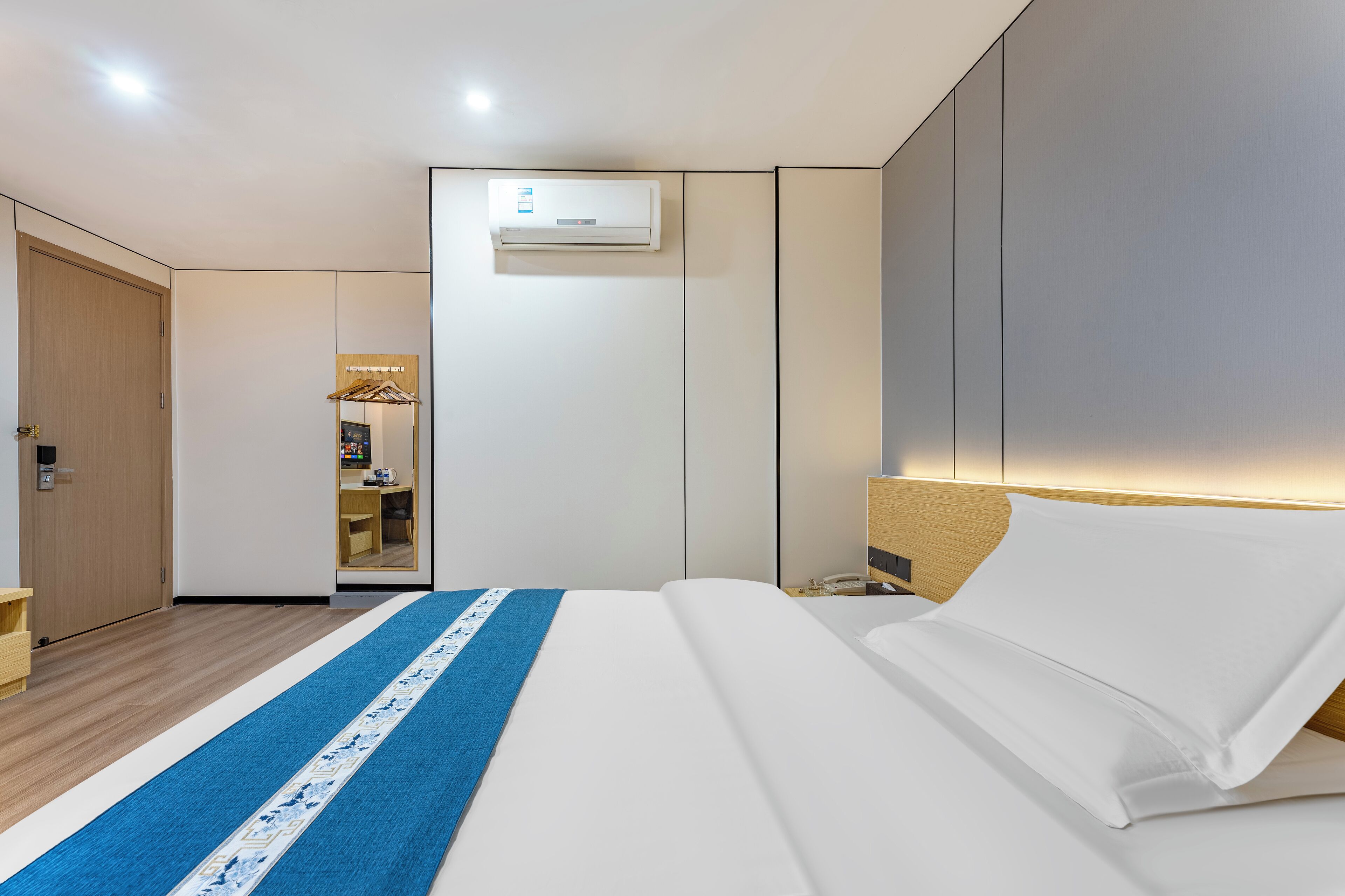 Luxury Double Room | Free WiFi, wheelchair access