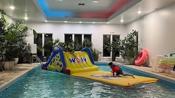 Een binnenzwembad, een verwarmd zwembad