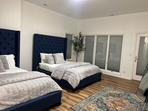 6 bedrooms, desk, iron/ironing board, travel cot