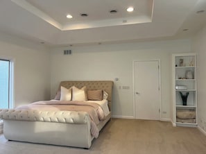 6 chambres, bureau, fer et planche à repasser, lit de bébé portatif