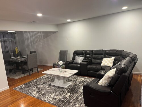 Spacious 4-bedroom house with WiFi and AC in  Union.
2mnts to majors HW.