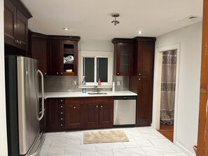 Réfrigérateur, micro-ondes, plaque de cuisson, lave-vaisselle