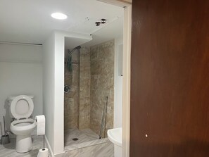 Shower, hair dryer, towels, soap - Spacious 4-bedroom house with WiFi and AC in  Union.
2mnts to majors HW. (Union)