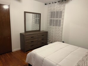 4 bedrooms, iron/ironing board, WiFi, bed sheets