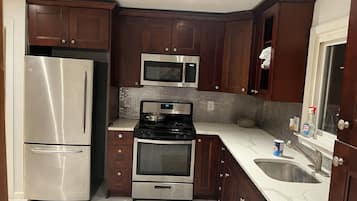 Køleskab, mikrobølgeovn, kogeplade, opvaskemaskine