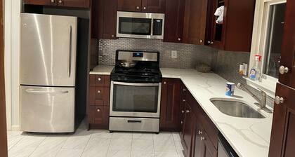 Spacious 4-bedroom house with WiFi and AC in Union.
2mnts to majors HW.