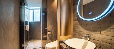 Superior Double Room, Garden View | Bathroom | Shower, rainfall showerhead, free toiletries, hair dryer