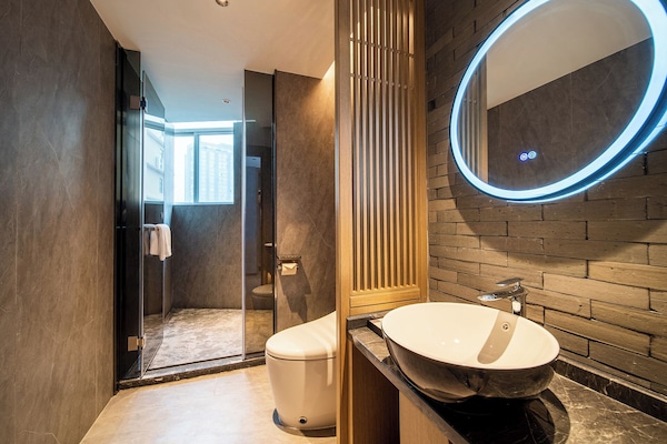 Superior Double Room, Garden View | Bathroom | Shower, rainfall showerhead, free toiletries, hair dryer