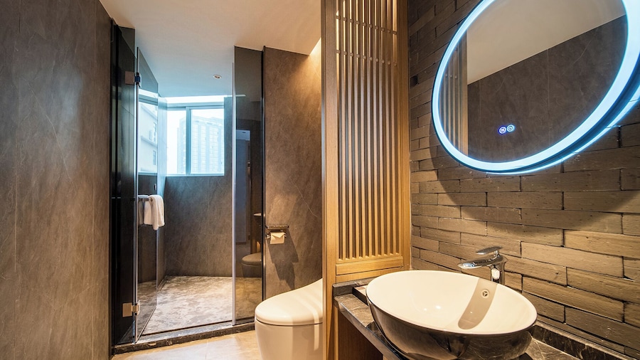 Trendy Romantic Hotel Guangzhou Panyu Qiaonan Aoyuan Plaza Branch - Free Deliver Service to Canton Fair Complex During Canton Fair Period