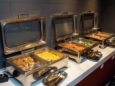 Trendy Romantic Hotel Guangzhou Panyu Qiaonan Aoyuan Plaza Branch - Free Deliver Service to Canton Fair Complex During Canton Fair Period