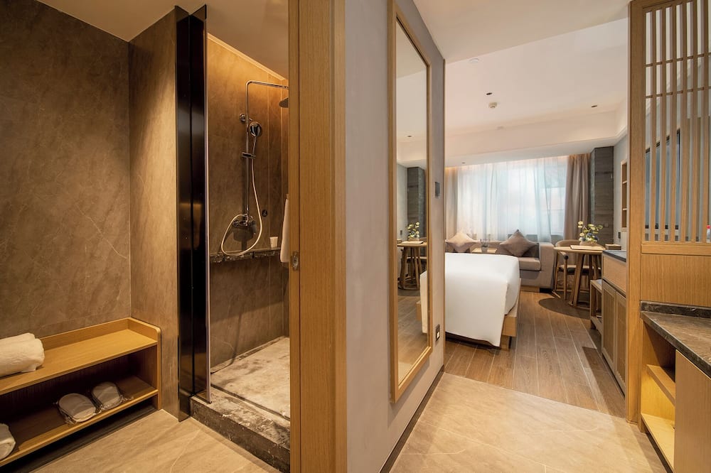Trendy Romantic Hotel Guangzhou Panyu Qiaonan Aoyuan Plaza Branch - Free Deliver Service to Canton Fair Complex During Canton Fair Period