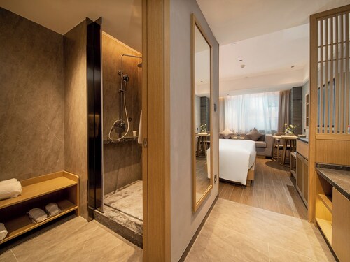 Trendy Romantic Hotel Guangzhou Panyu Qiaonan Aoyuan Plaza Branch - Free Deliver Service to Canton Fair Complex During Canton Fair Period