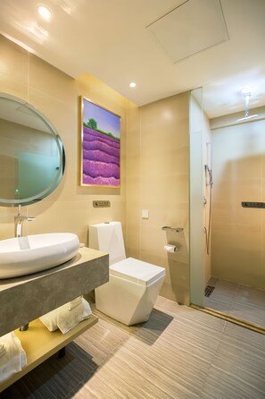 Shower, hair dryer, slippers, towels - Lavande International Hotel Wuhan Jiedaokou University of Technology Mafangshan Campus Branch (Wuhan)