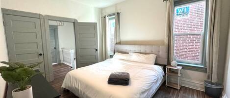 2 عدّة غرف نوم وواي فاي وملاءات أسرّة