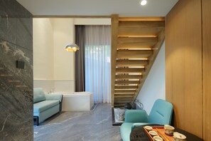 Loft Superior - balkong - utsikt mot trädgården | Badrum | Gratis toalettartiklar, hårtork, tofflor och handdukar