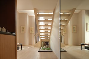 Luxury-Suite, Balkon, Blick auf den Innenhof | Verdunkelungsvorhänge, schallisolierte Zimmer, kostenloses WLAN