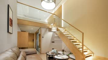 Premier Suite, Balcony, Courtyard View