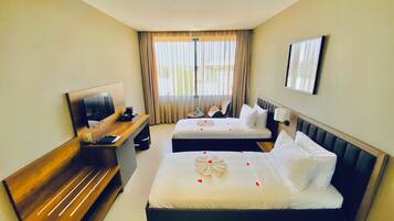 Standard Twin Room | In-room safe, desk, laptop workspace, blackout drapes