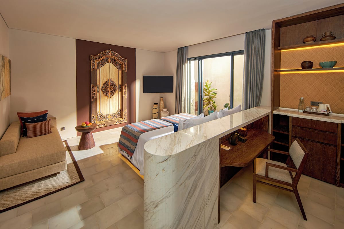 Deluxe Twin Room | Minibar, in-room safe, desk, laptop workspace