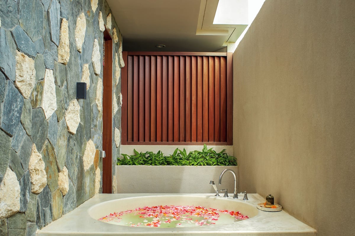 Deluxe Double Room, 1 Bedroom, Accessible Bathtub, Bathtub | Minibar, in-room safe, desk, laptop workspace