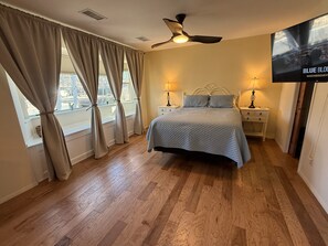 3 chambres, bureau, fer et planche à repasser, lit parapluie