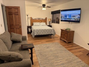 3 chambres, bureau, fer et planche à repasser, lit parapluie