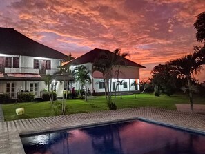 Pool - Cozy Home with Stunning Paddy Field Views, Just Minutes from Canggu (Bali)