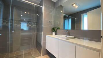 Douche, sĂšche-cheveux, serviettes fournies, savon