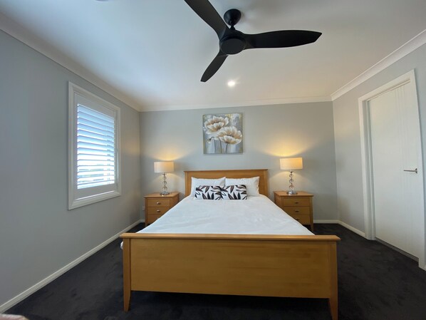 4 habitaciones, escritorio, tabla de planchar con plancha y wifi 