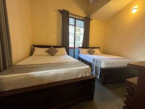 Standard trippelrum - utsikt mot staden | Skrivbord och gratis wi-fi