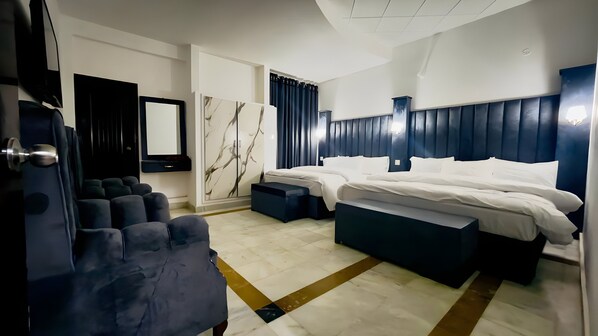 Chambre Quadruple Deluxe, vue ville | Bureau, chambres insonorisées, Wi-Fi gratuit