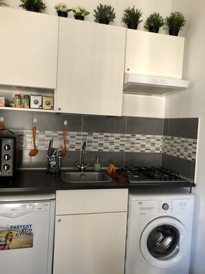 Réfrigérateur, plaque de cuisson, lave-vaisselle, cafetière/bouilloire