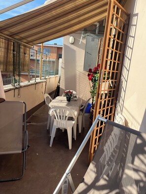 Outdoor dining - Nice and quiet penthouse Ci 14 (Roma)